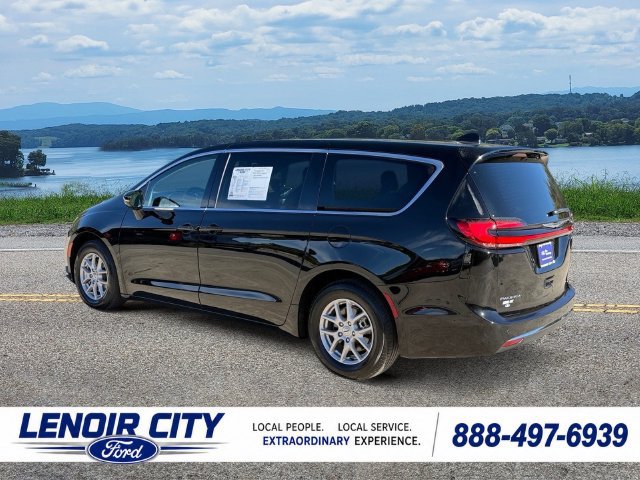 Used 2024 Chrysler Pacifica Touring-L FWD image 15
