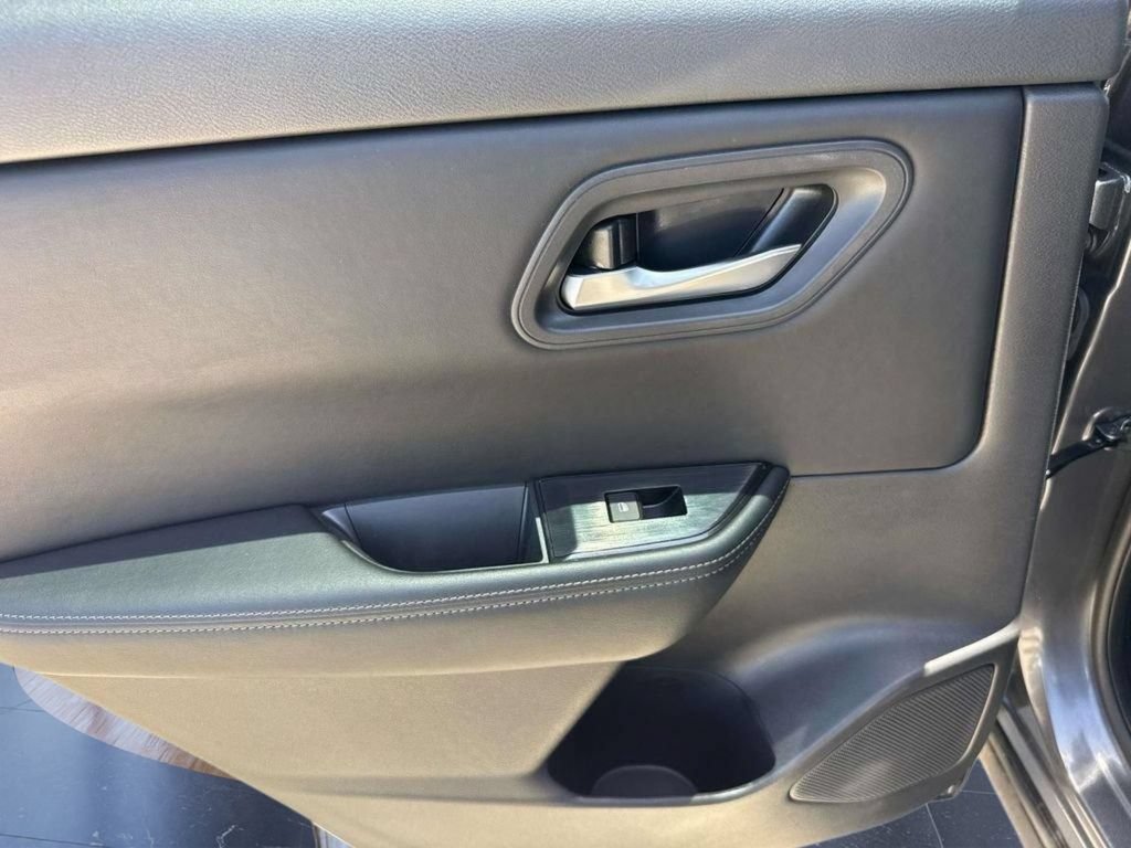 Used 2024 Nissan Rogue SV AWD/4WD image 8