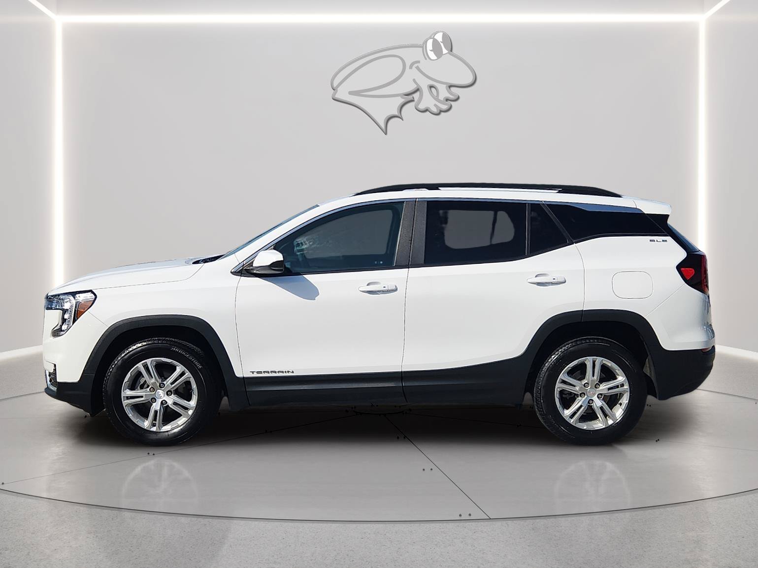 Used 2023 GMC Terrain SLE w/ Driver Convenience Package AWD/4WD image 2