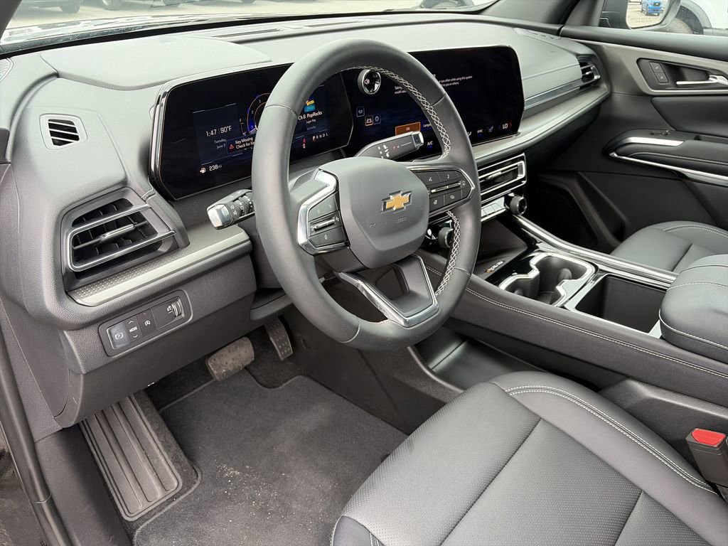 Used 2025 Chevrolet Traverse LT w/ Driver Confidence Package FWD image 11