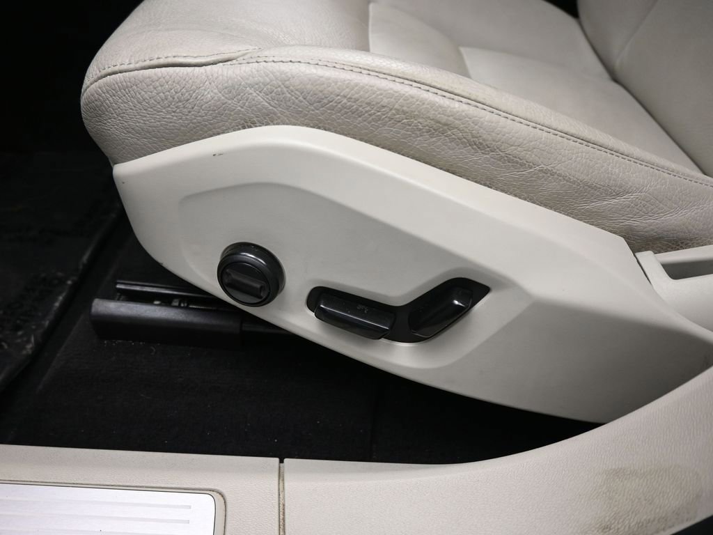 Used 2023 Volvo XC60 B5 Plus image 10