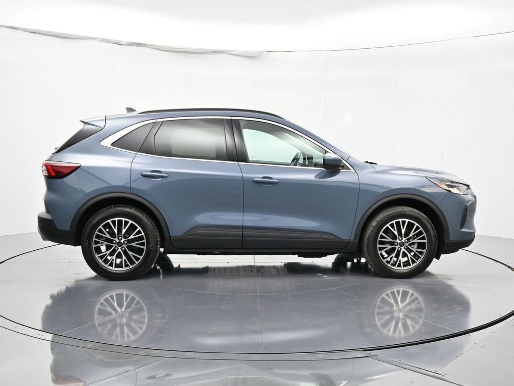 Certified 2025 Ford Escape SE w/ Class II Trailer Tow Package image 17