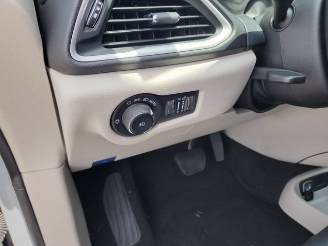 Used 2023 Chrysler Pacifica Touring-L FWD image 12