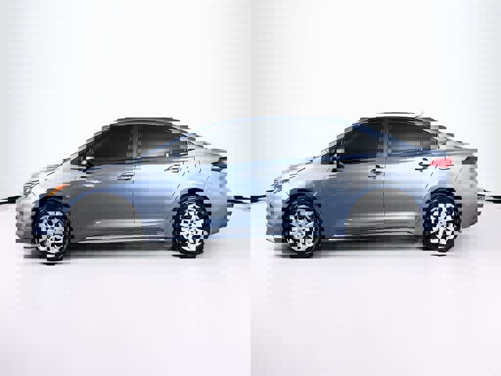 Used 2021 Toyota Corolla LE image 3