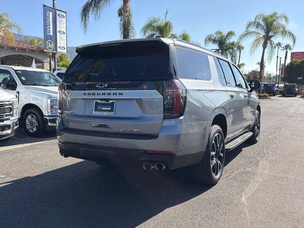 Used 2026 Chevrolet Suburban RST RWD image 12