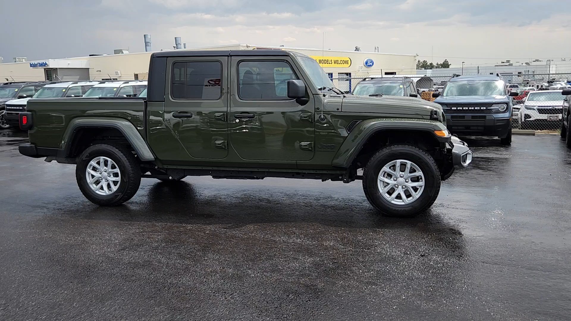 Used 2023 Jeep Gladiator Sport AWD/4WD image 3