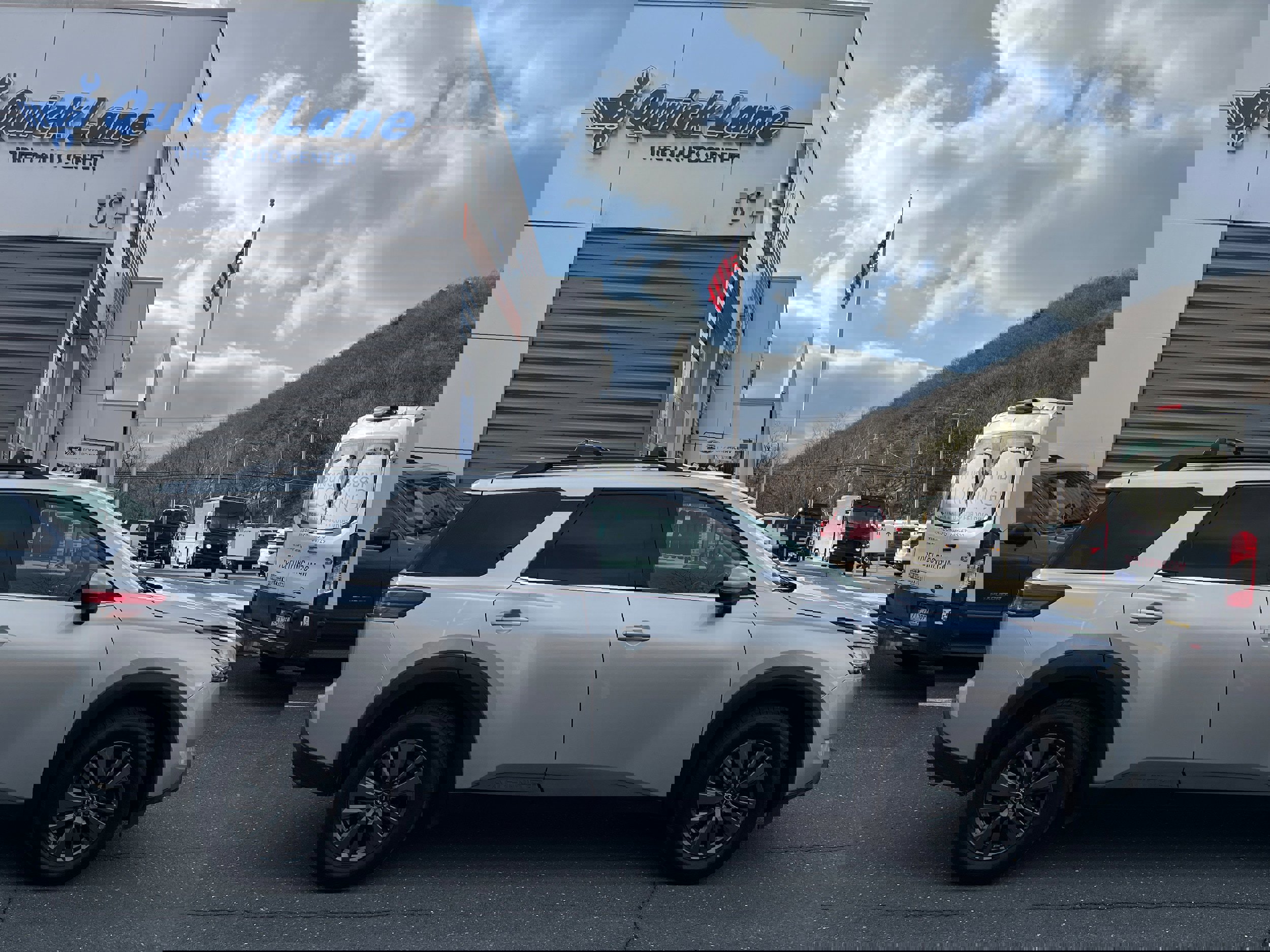 Used 2022 Nissan Pathfinder SV image 5