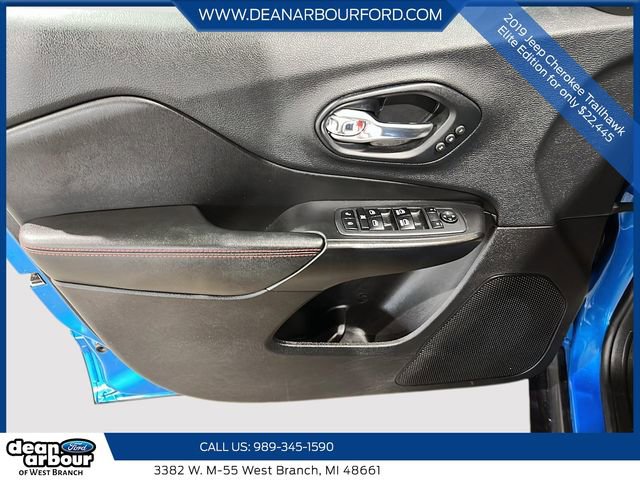 Used 2019 Jeep Cherokee Trailhawk AWD/4WD image 13