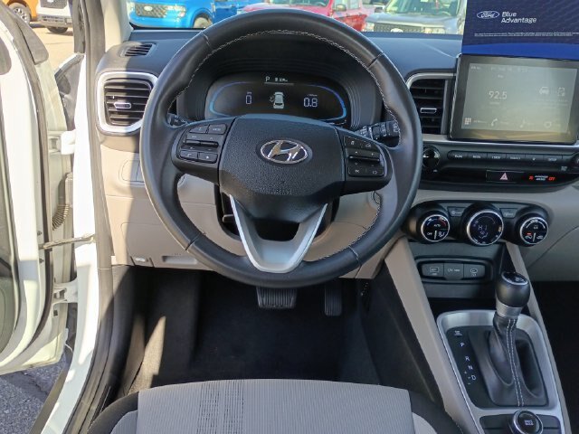Used 2025 Hyundai Venue SEL FWD image 13