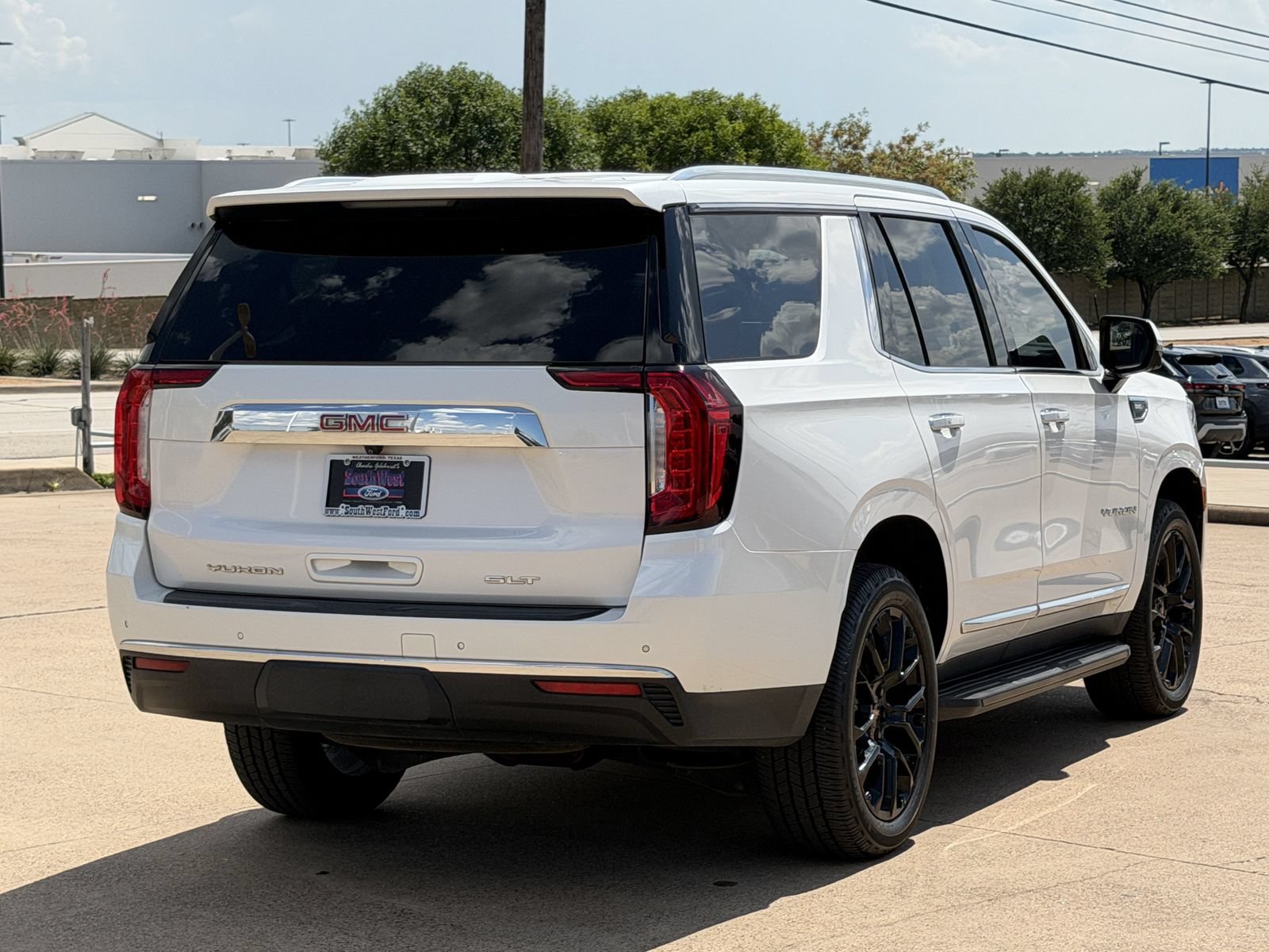 Used 2023 GMC Yukon SLT w/ SLT Premium Package AWD/4WD image 4