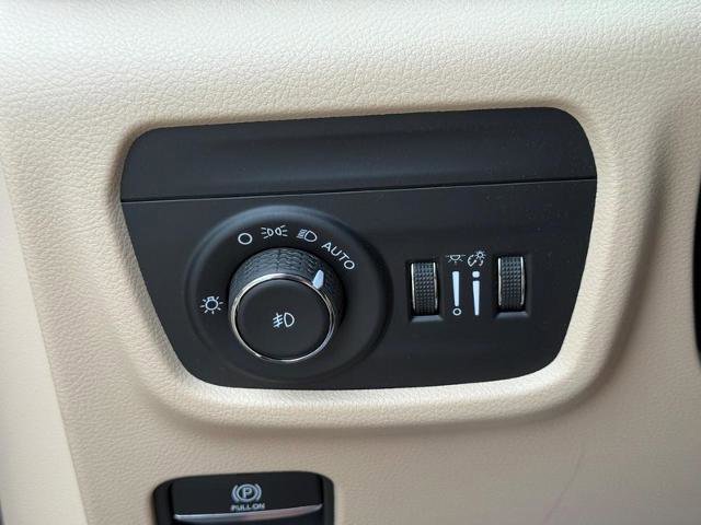 Used 2025 Jeep Grand Cherokee Limited w/ Luxury Tech Group II AWD/4WD image 25