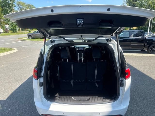Used 2024 Chrysler Pacifica Limited FWD image 11