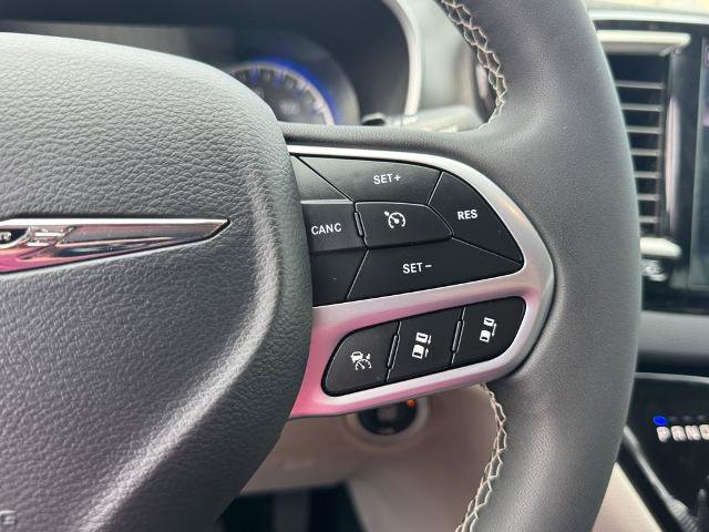 Used 2024 Chrysler Pacifica Touring-L FWD image 17