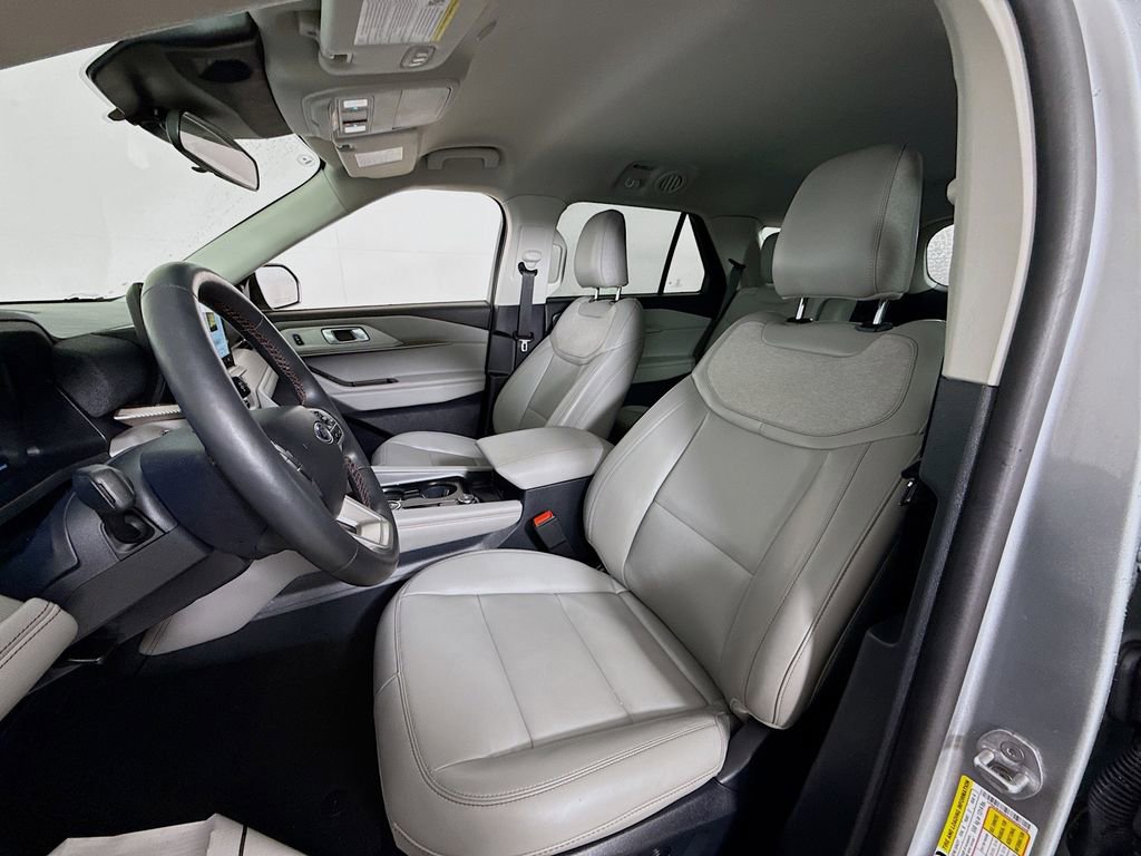 Certified 2025 Ford Explorer Active w/ Active Comfort Package image 2