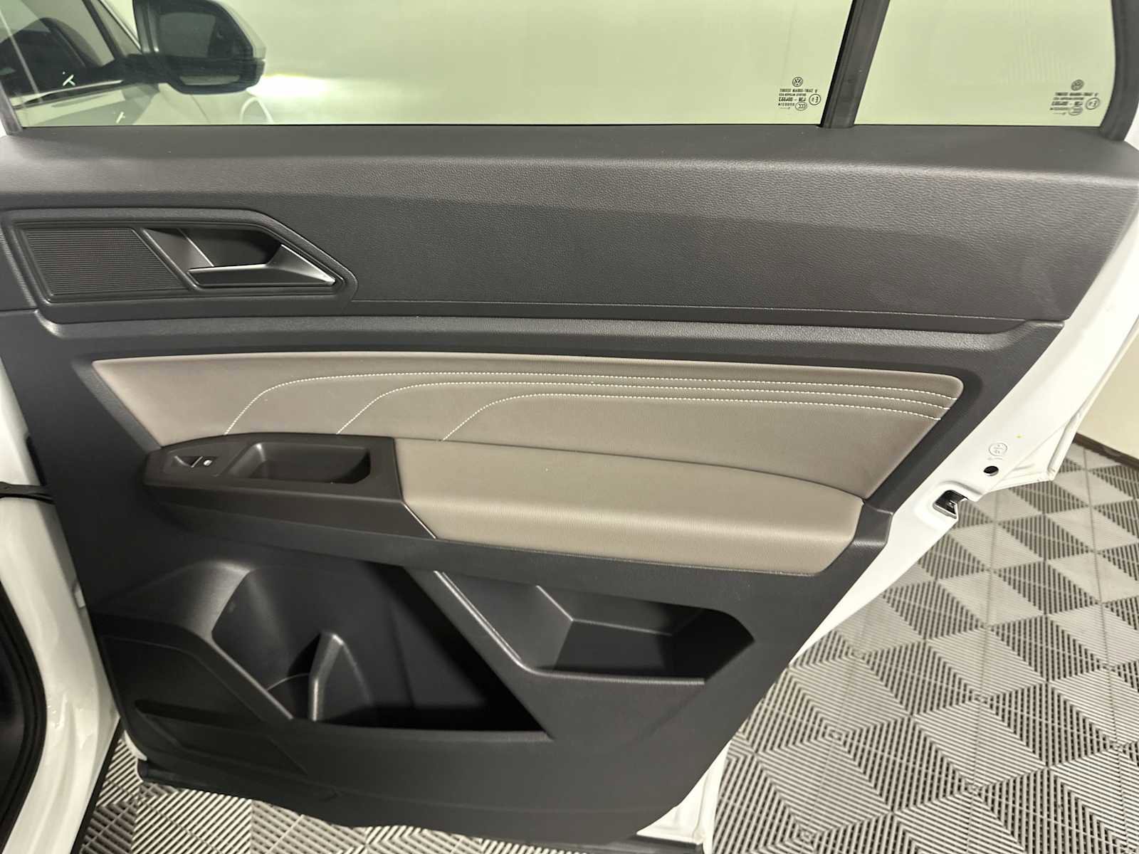 Used 2022 Volkswagen Atlas Cross Sport SEL R-Line image 28