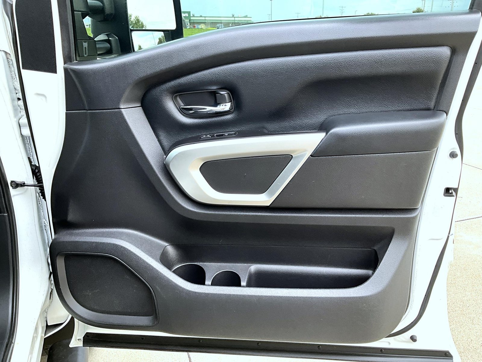 Used 2017 Nissan Titan SV AWD/4WD image 18