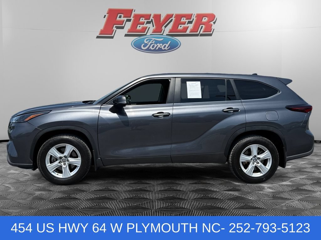 Used 2024 Toyota Highlander LE AWD/4WD image 2