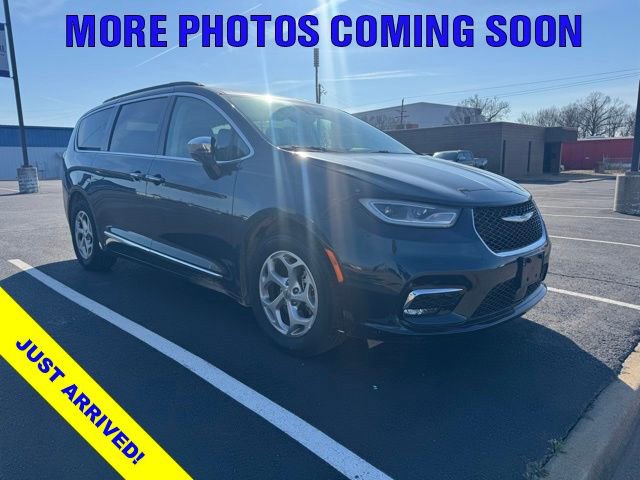 Used 2023 Chrysler Pacifica Limited image 2