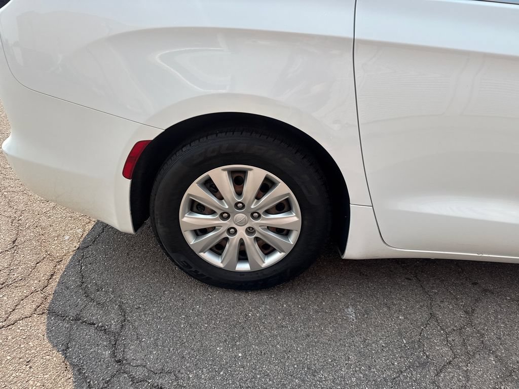 Used 2020 Chrysler Voyager L FWD image 32
