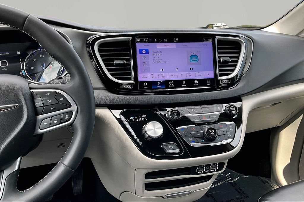 Used 2023 Chrysler Pacifica Touring-L FWD image 6