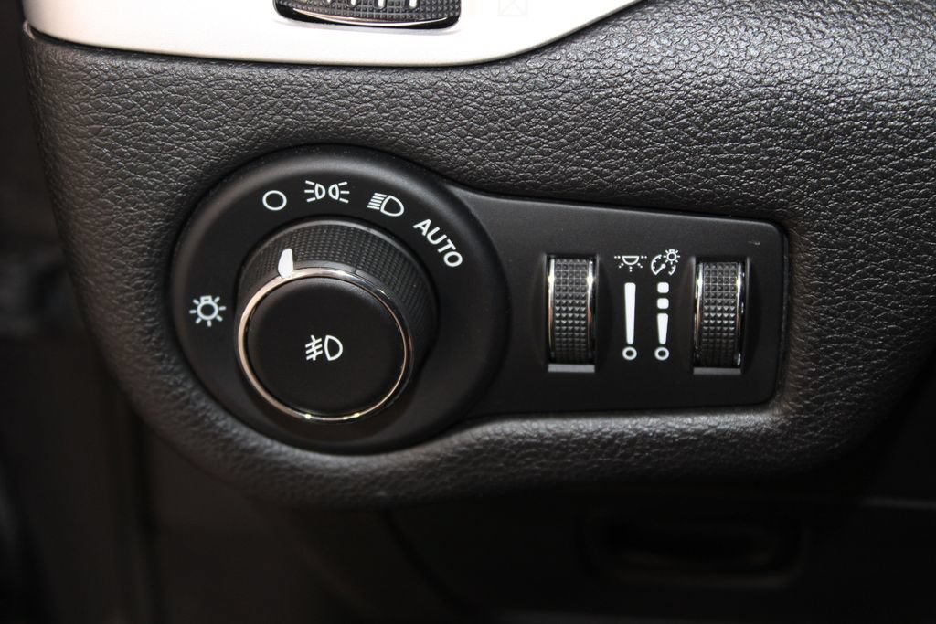 Used 2018 Jeep Cherokee Latitude Plus FWD image 37