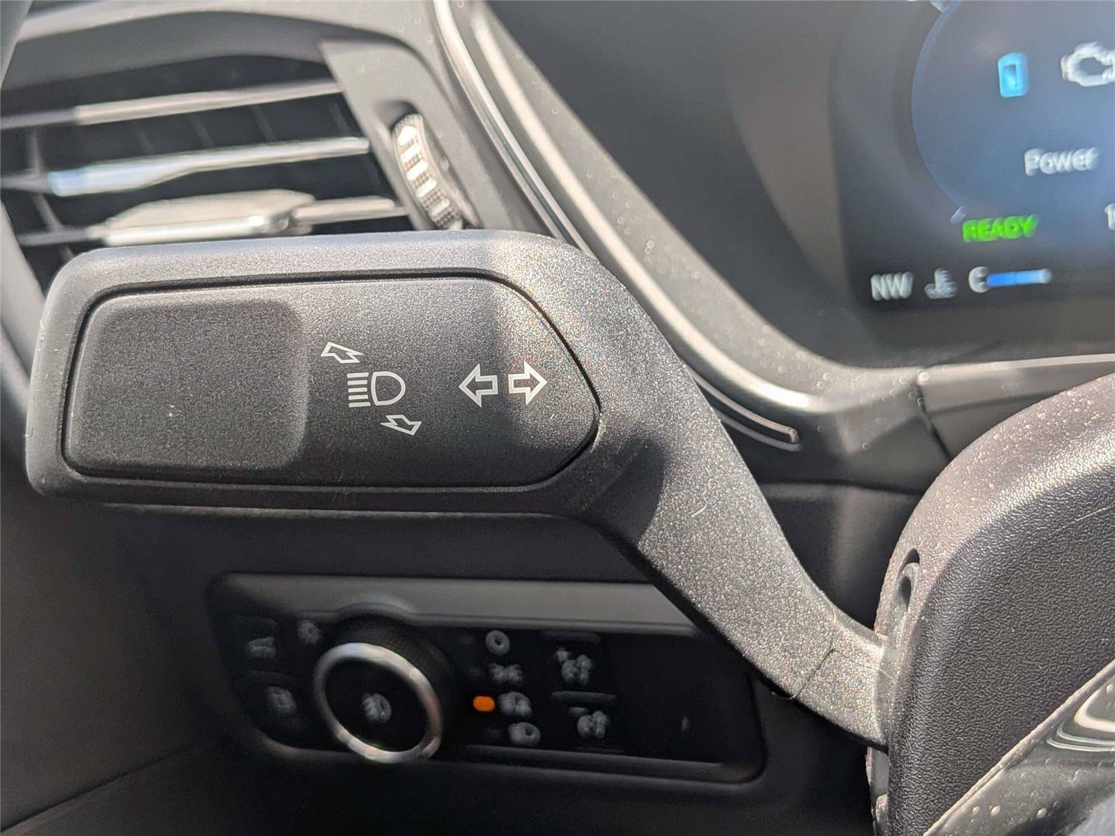 Certified 2025 Ford Escape SE w/ PHEV Premium Package FWD image 28