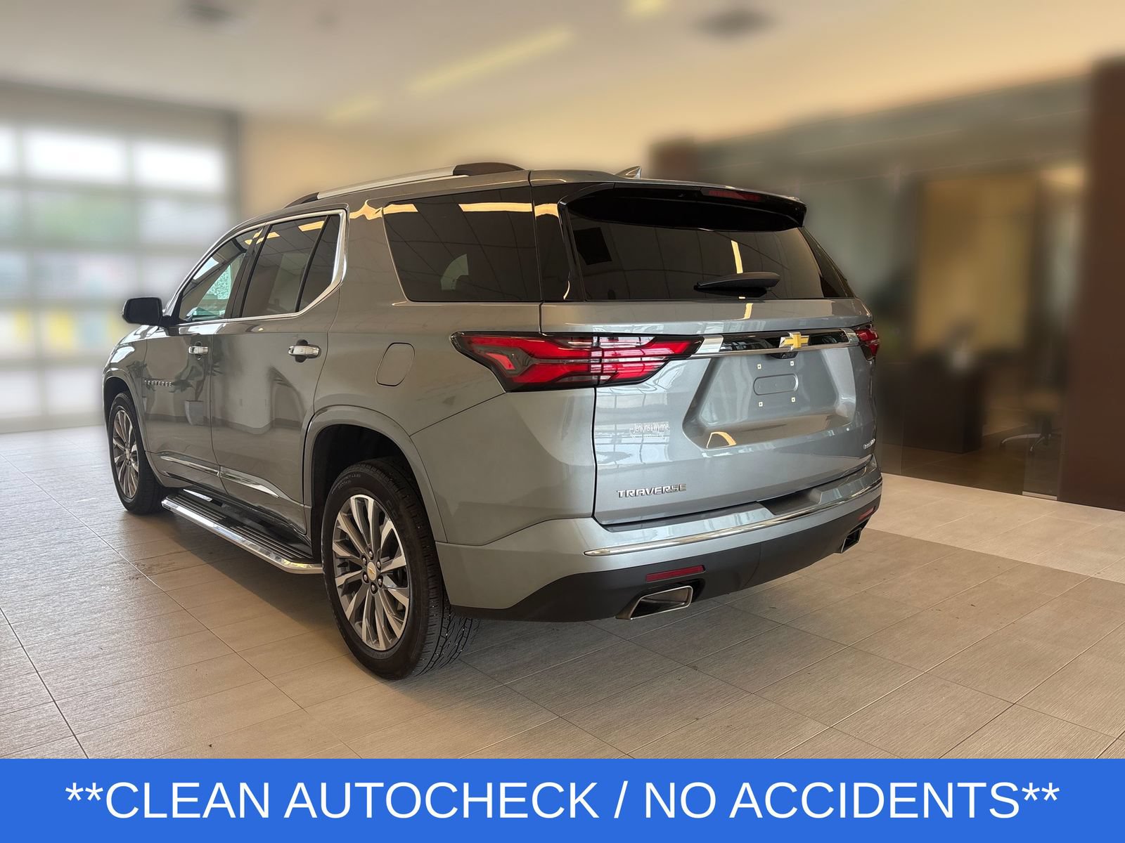 Used 2023 Chevrolet Traverse Premier FWD image 4