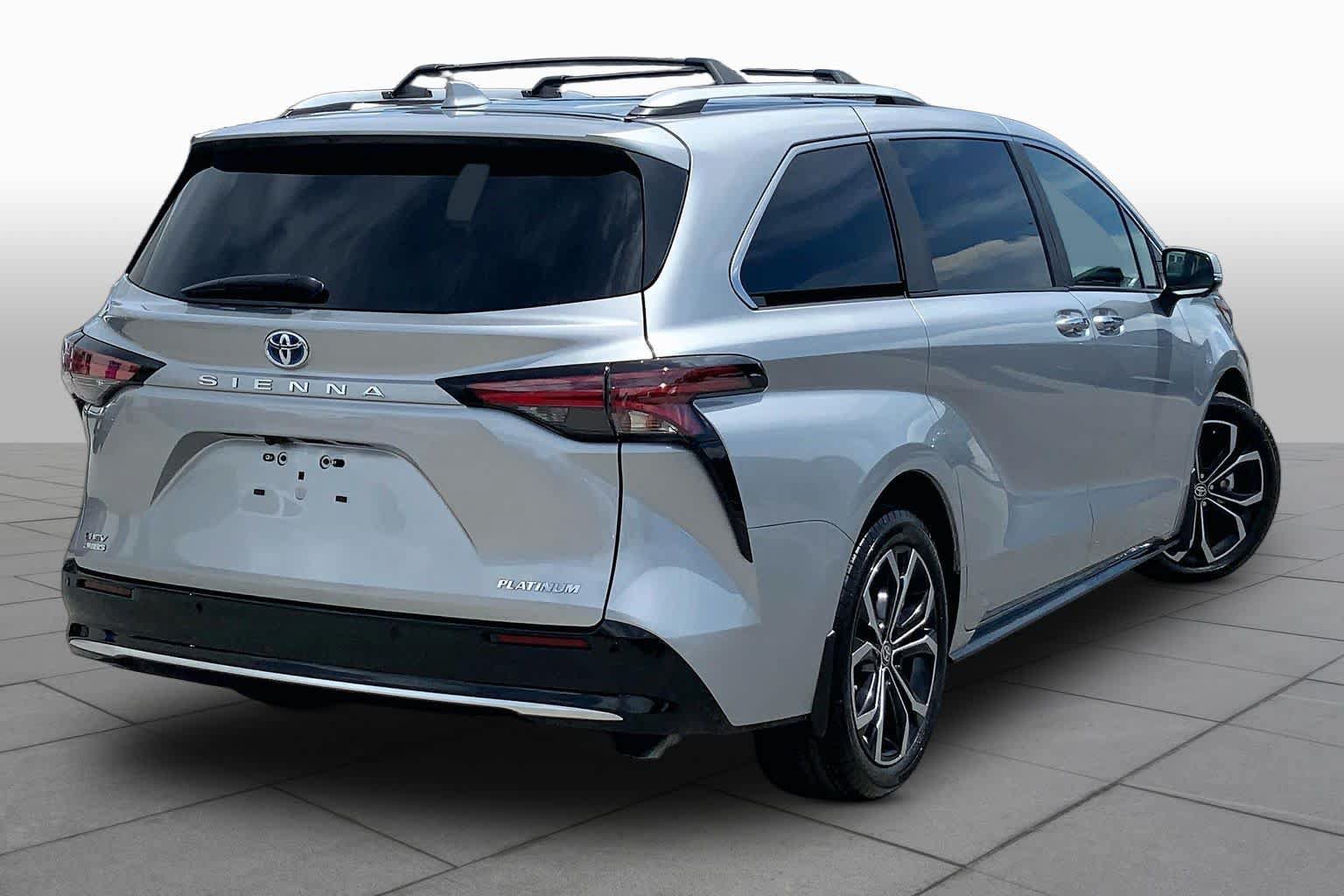 Used 2025 Toyota Sienna Platinum FWD image 13