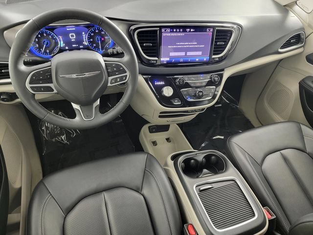 Used 2024 Chrysler Pacifica Touring-L FWD image 31