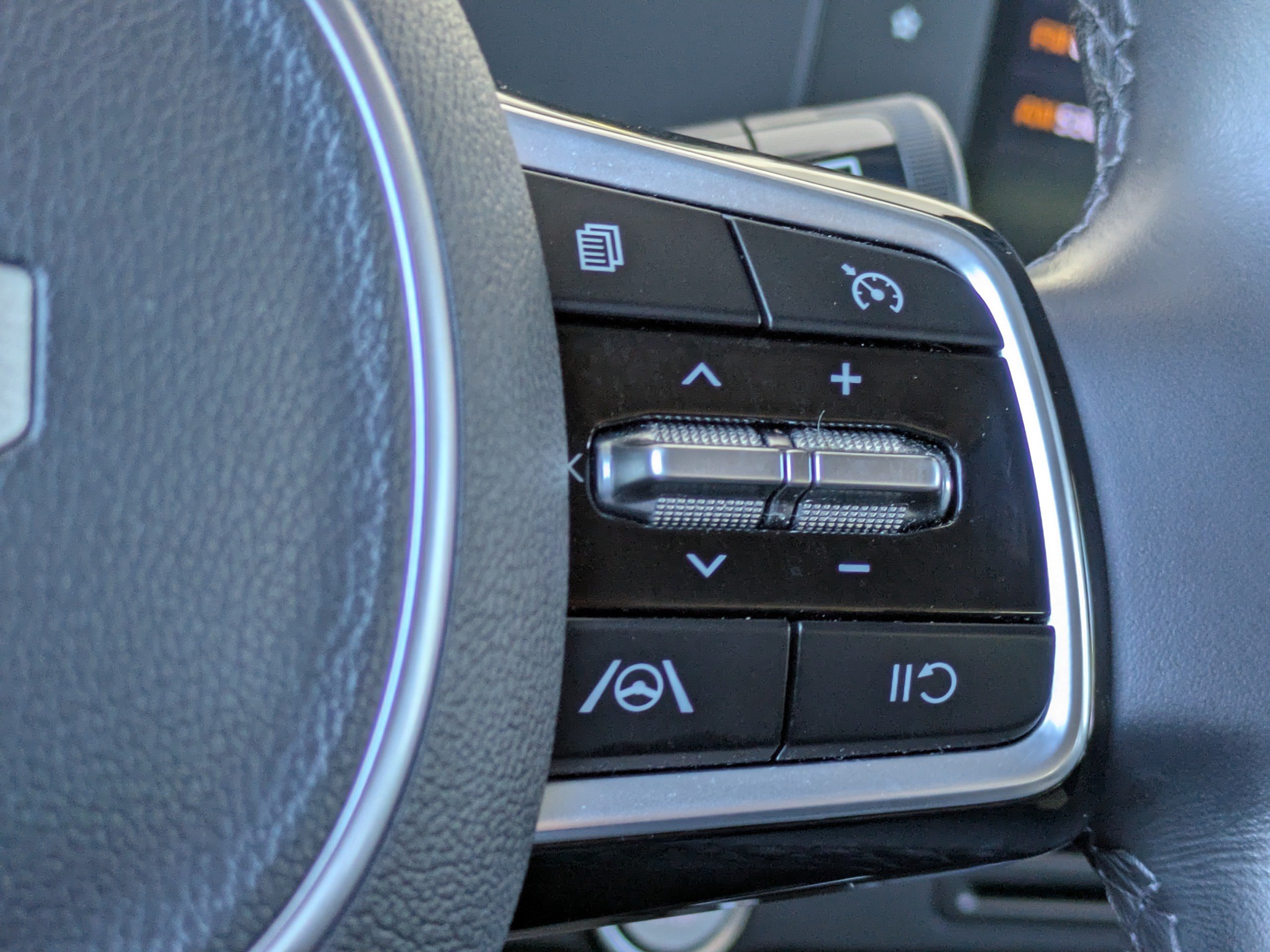 Used 2024 Kia Carnival LX FWD image 28
