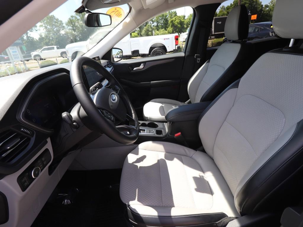 Certified 2025 Ford Escape SE FWD image 2