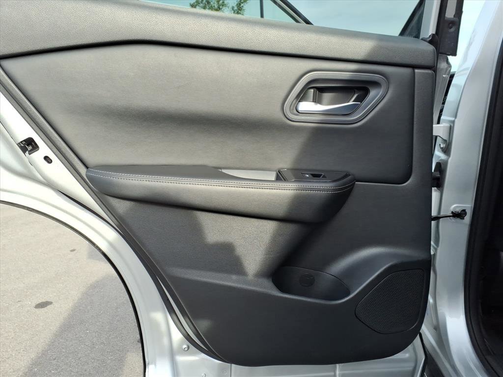 Used 2024 Nissan Rogue SV image 14