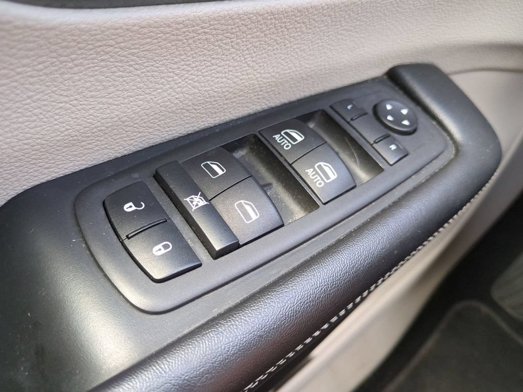 Used 2023 Chrysler Pacifica Touring-L FWD image 25