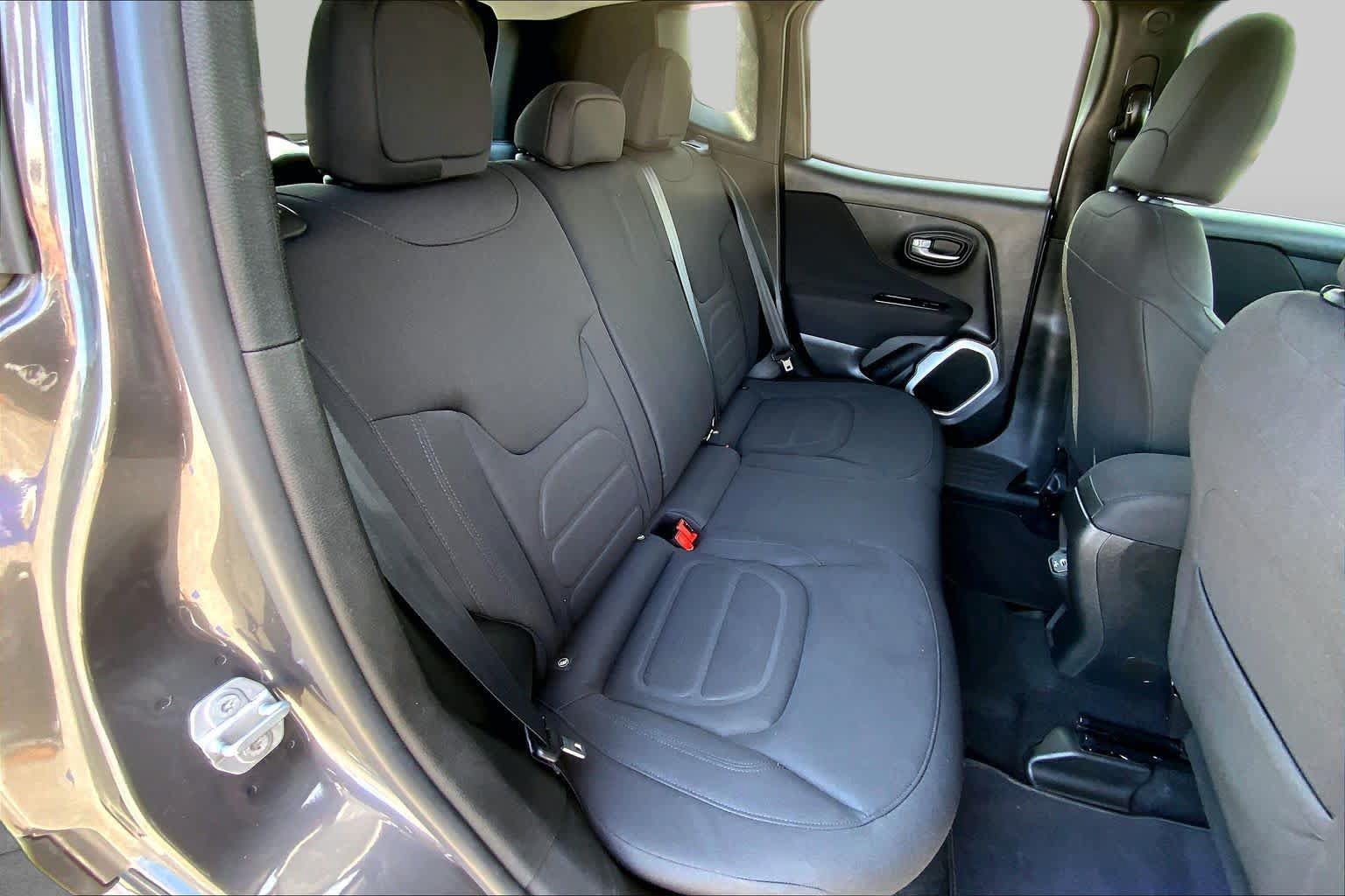 Used 2018 Jeep Renegade Latitude FWD image 20