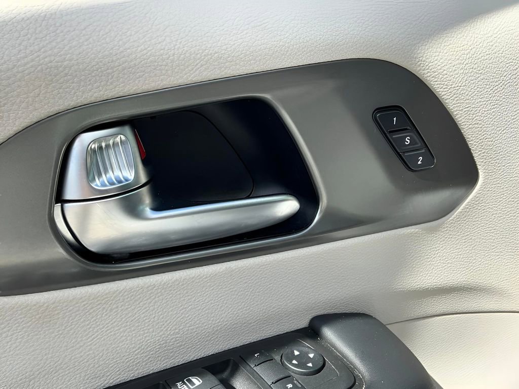 Used 2023 Chrysler Pacifica Touring-L image 23
