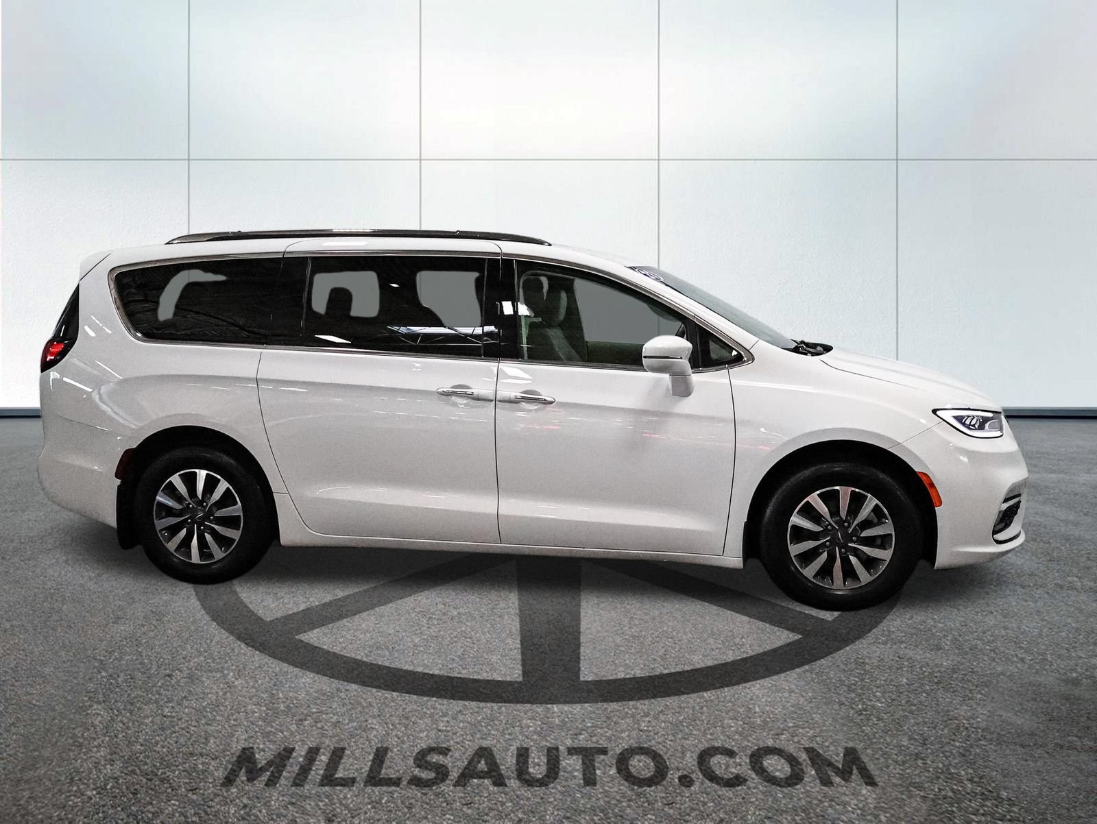 Used 2021 Chrysler Pacifica Touring-L FWD image 9