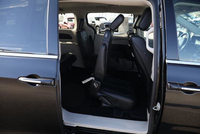 Used 2018 Chrysler Pacifica Touring-L Plus w/ Tire & Wheel Group image 38