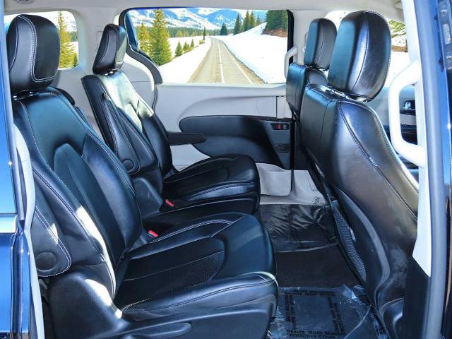 Used 2024 Chrysler Pacifica Select image 23