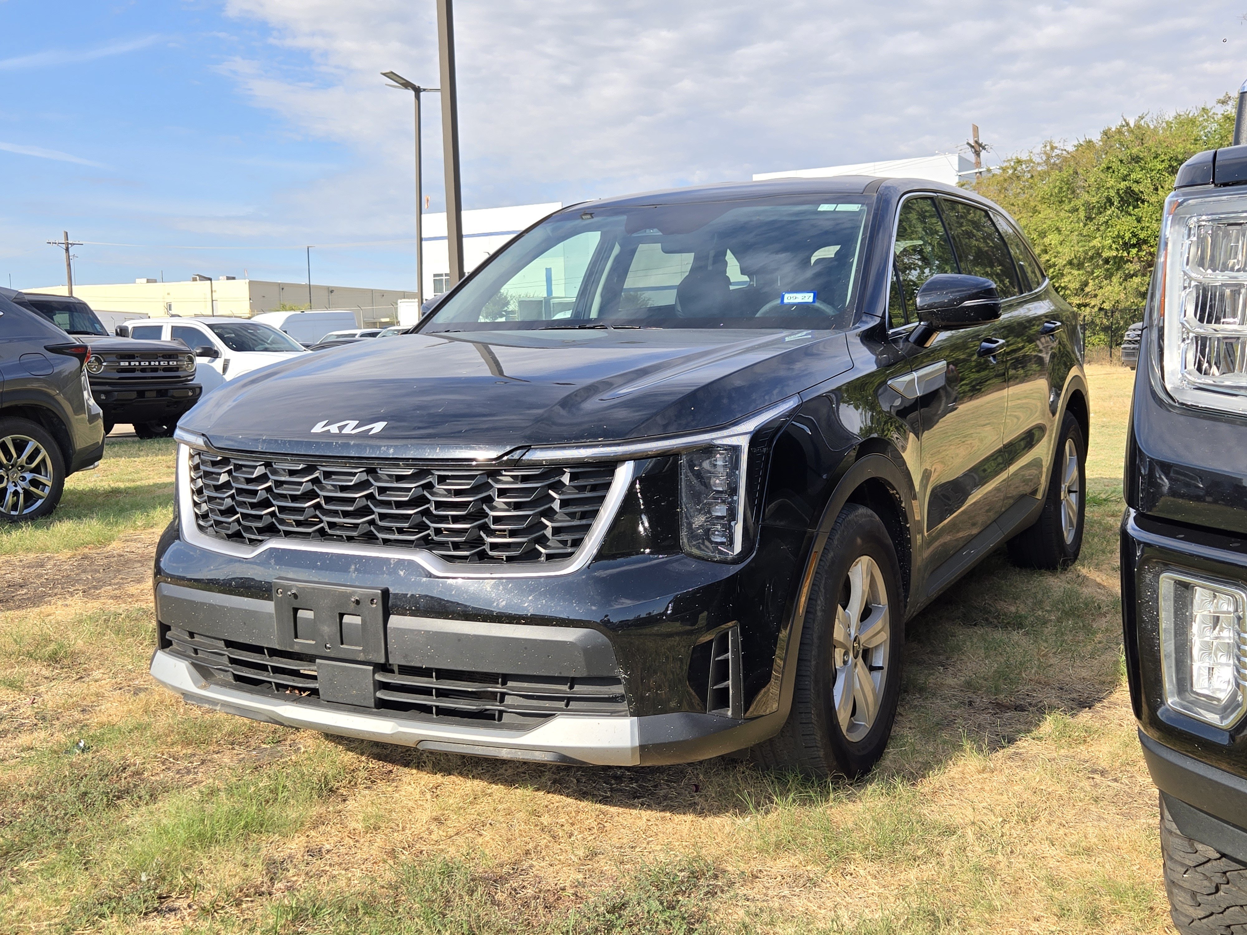 Used 2025 Kia Sorento LX FWD image 3