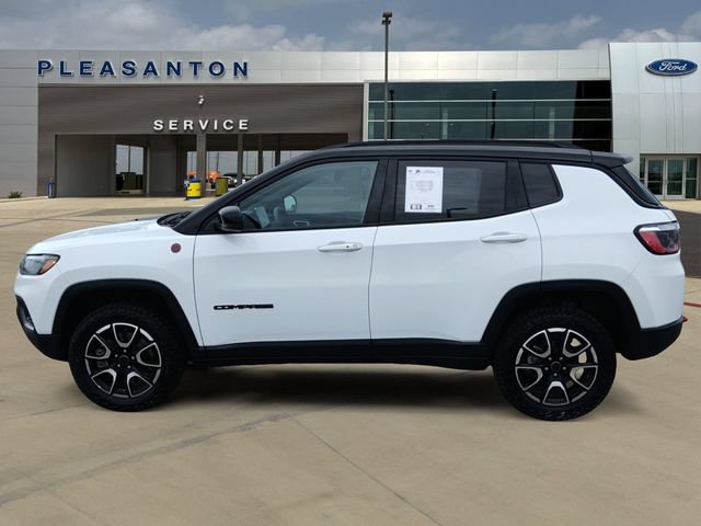 Used 2025 Jeep Compass Trailhawk AWD/4WD image 2