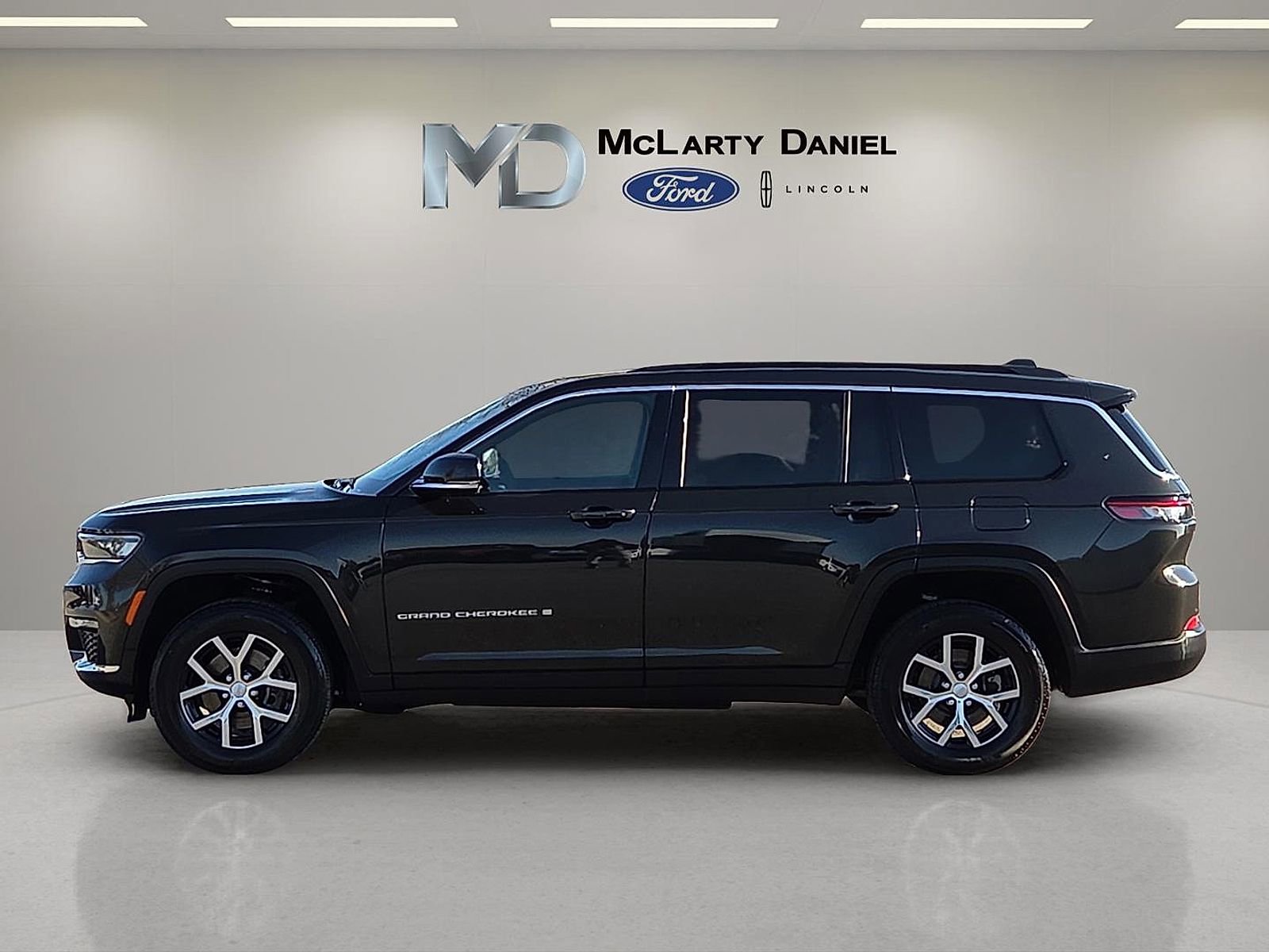 Used 2025 Jeep Grand Cherokee L Limited w/ Trailer Tow Package AWD/4WD image 3