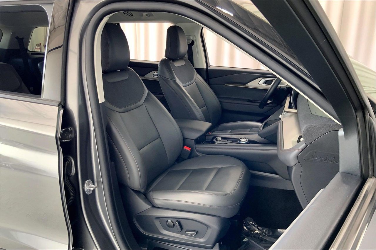 Certified 2025 Ford Explorer Active w/ Active Comfort Package RWD image 6