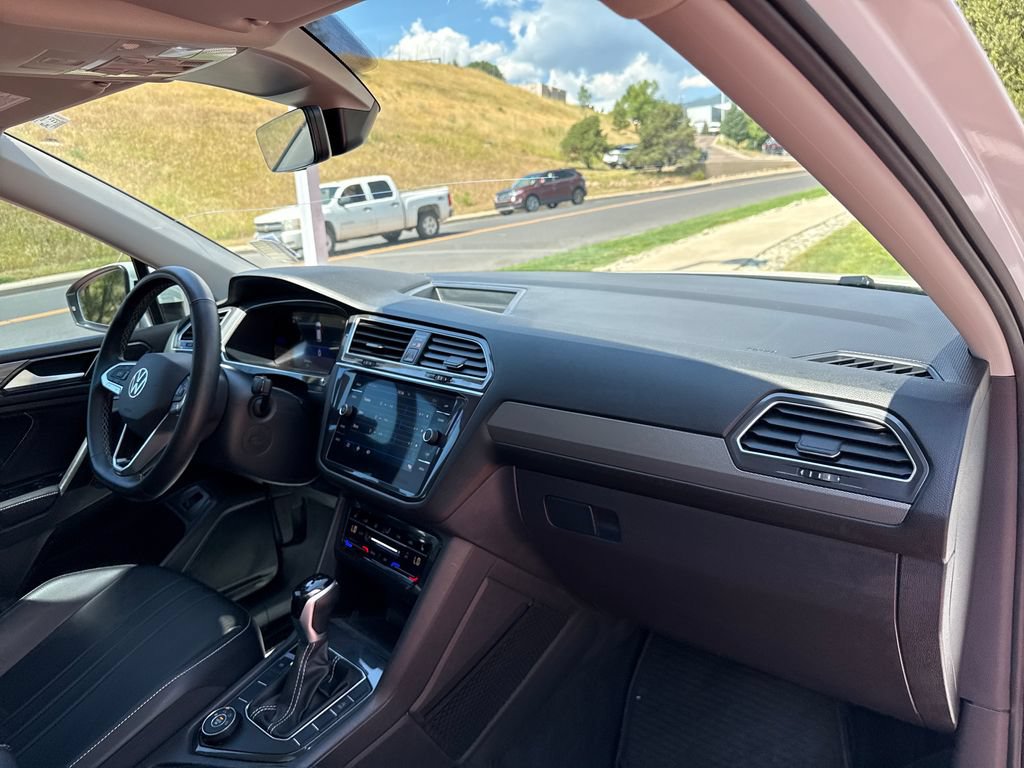 Used 2024 Volkswagen Tiguan SE w/ Panoramic Sunroof Package AWD/4WD image 32