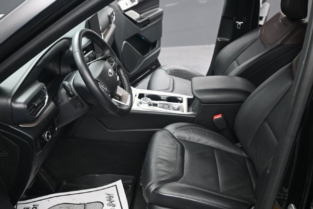 Certified 2024 Ford Explorer Platinum w/ Technology Package AWD/4WD image 6