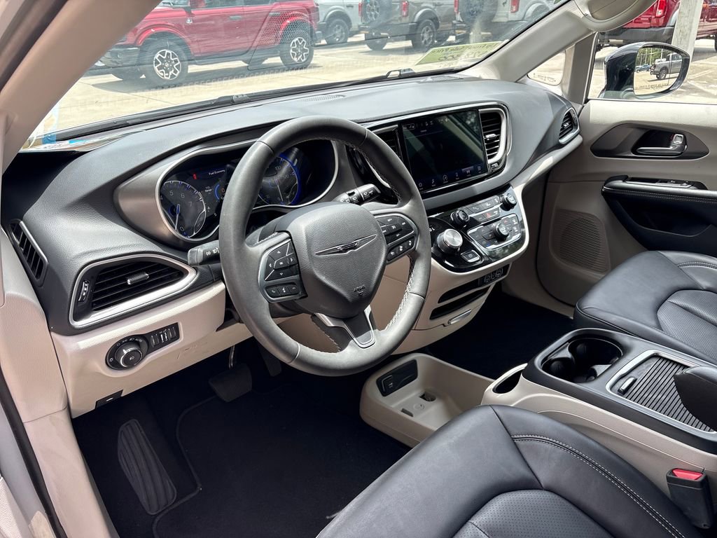 Used 2024 Chrysler Pacifica Touring-L FWD image 6