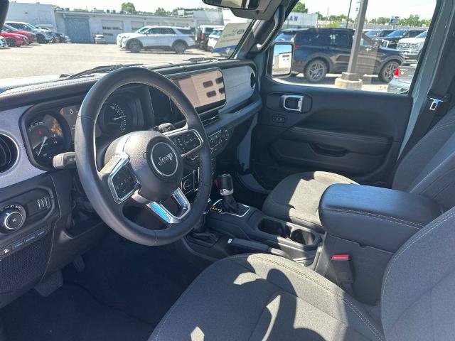 Used 2024 Jeep Wrangler Unlimited Sahara AWD/4WD image 14