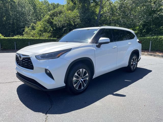Used 2021 Toyota Highlander XLE FWD image 3