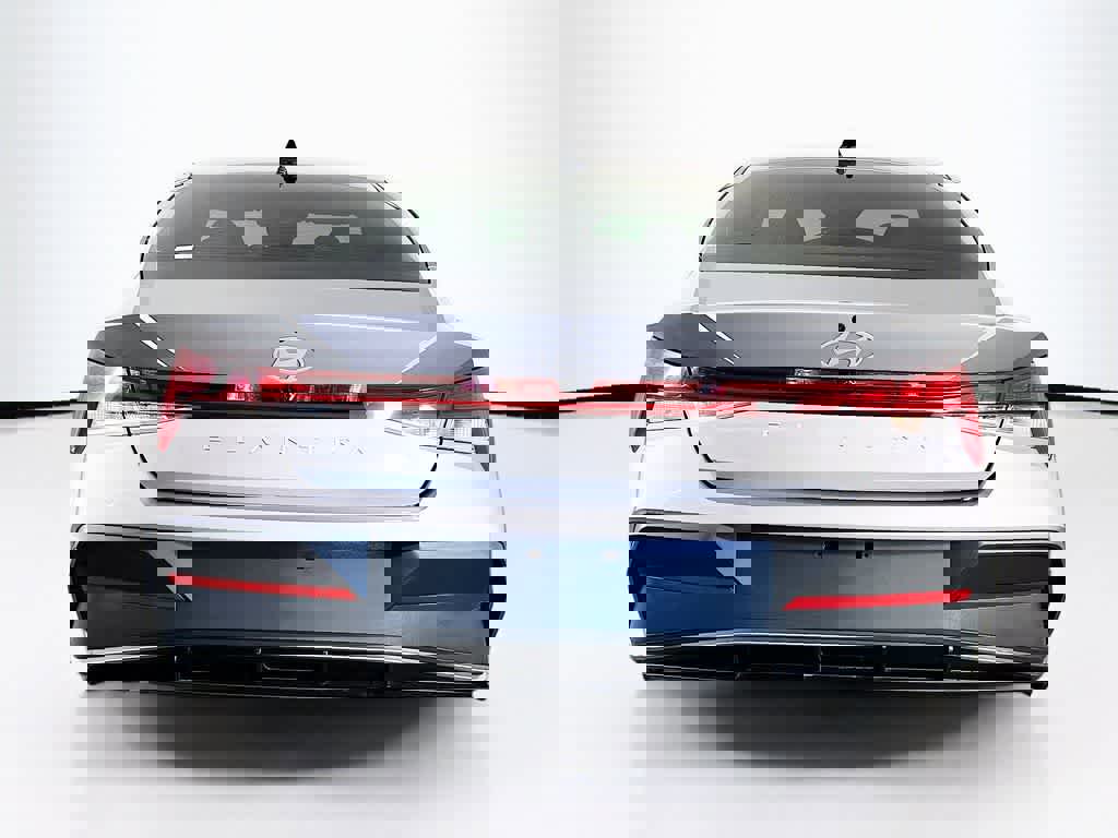 Used 2025 Hyundai Elantra SEL image 4