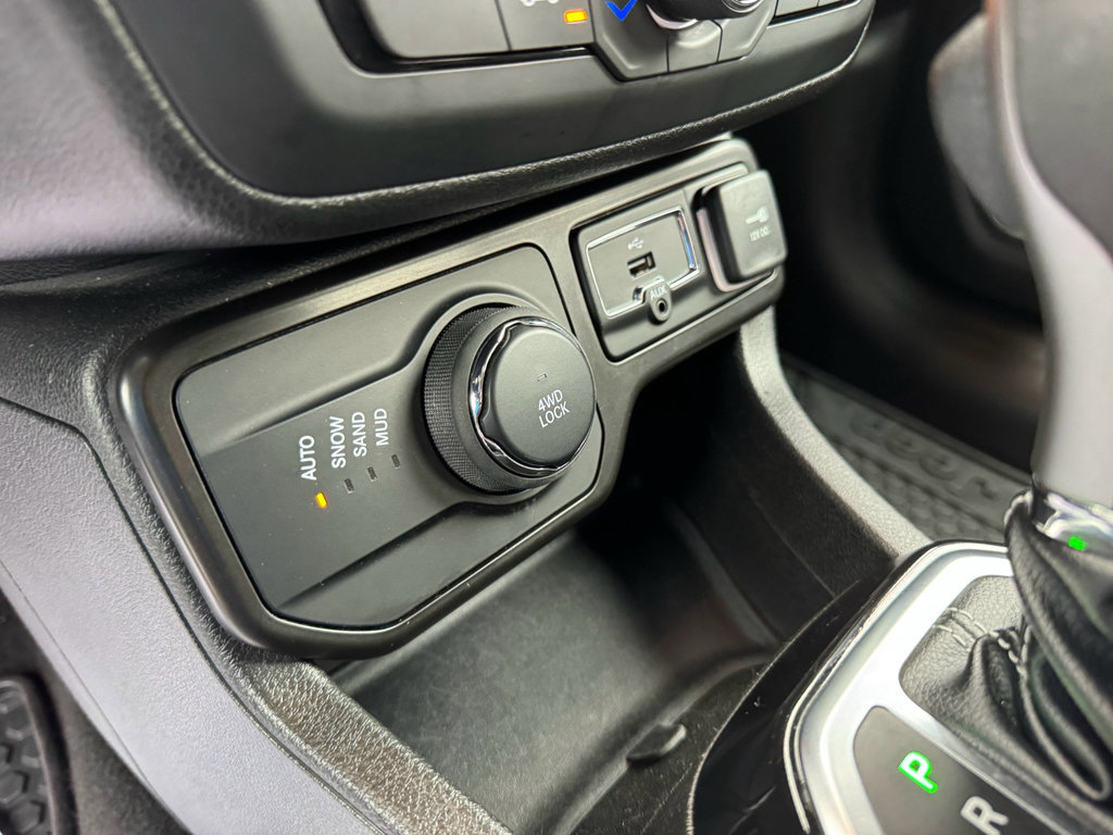 Used 2021 Jeep Renegade Latitude AWD/4WD image 16
