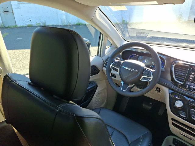 Used 2024 Chrysler Pacifica Limited FWD image 15